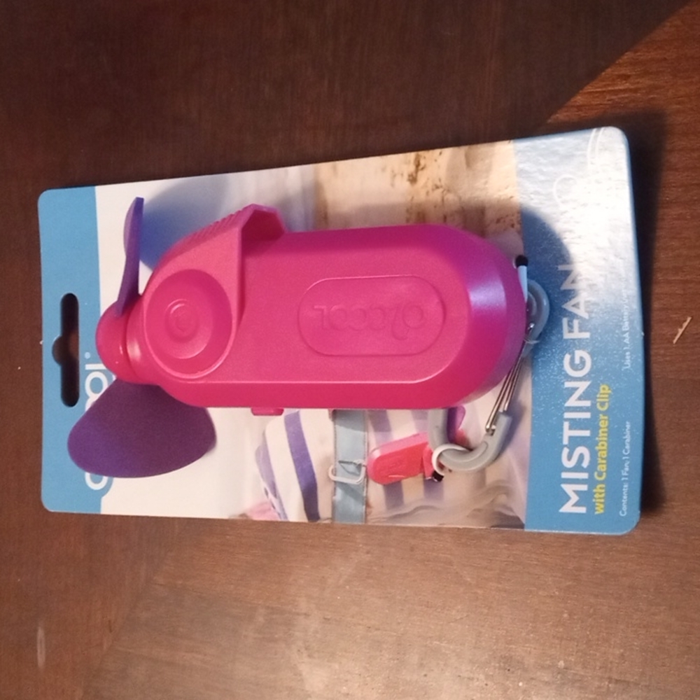 02 Cool misting fan with Carabiner clip